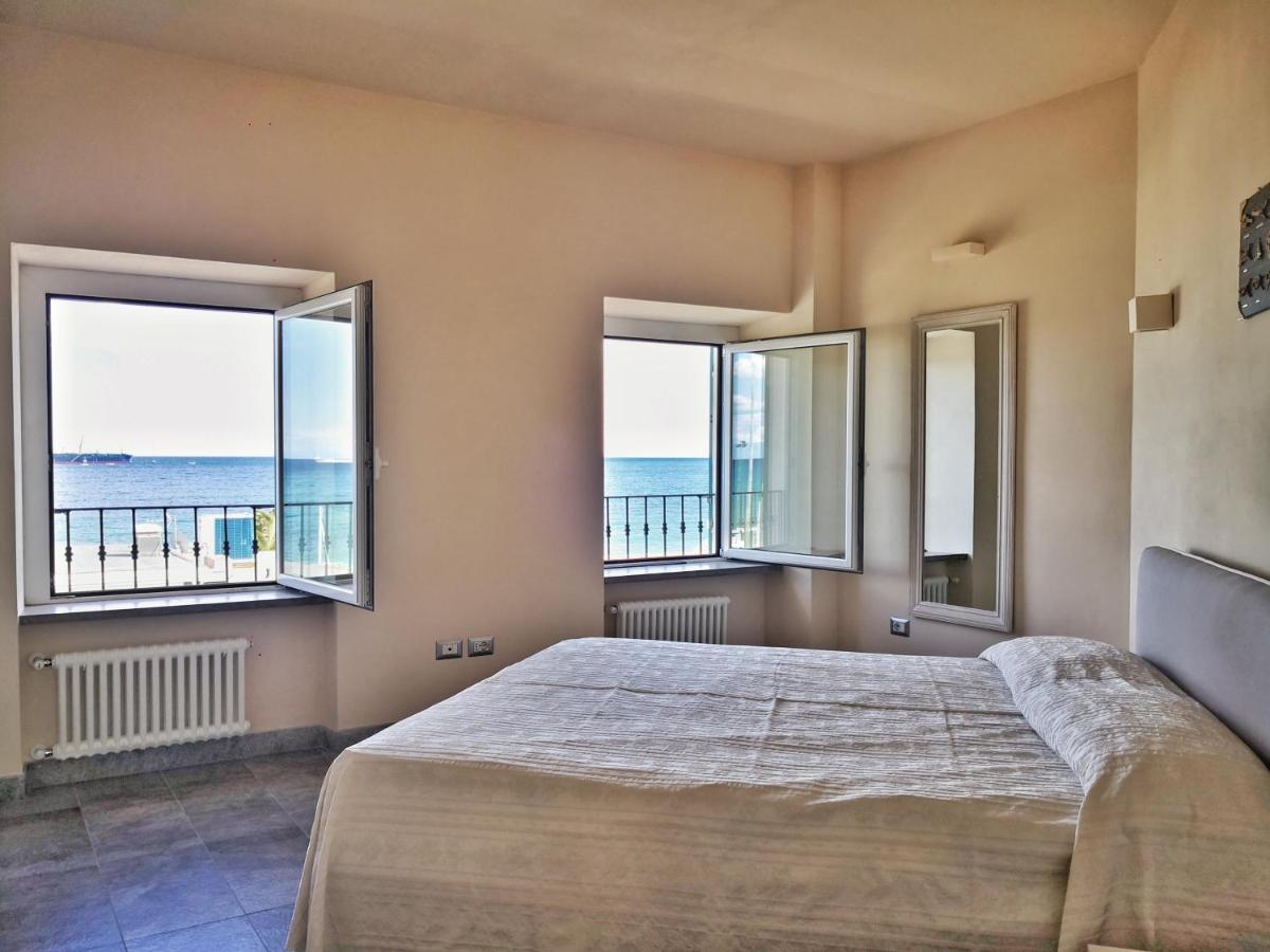Appartamento Deluxe Con Terrazza Sul Mare Savona Bagian luar foto
