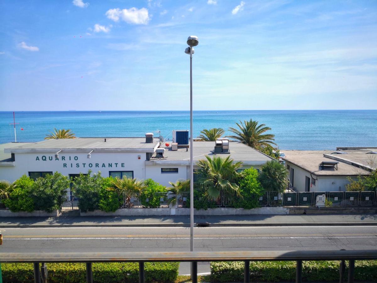 Appartamento Deluxe Con Terrazza Sul Mare Savona Bagian luar foto